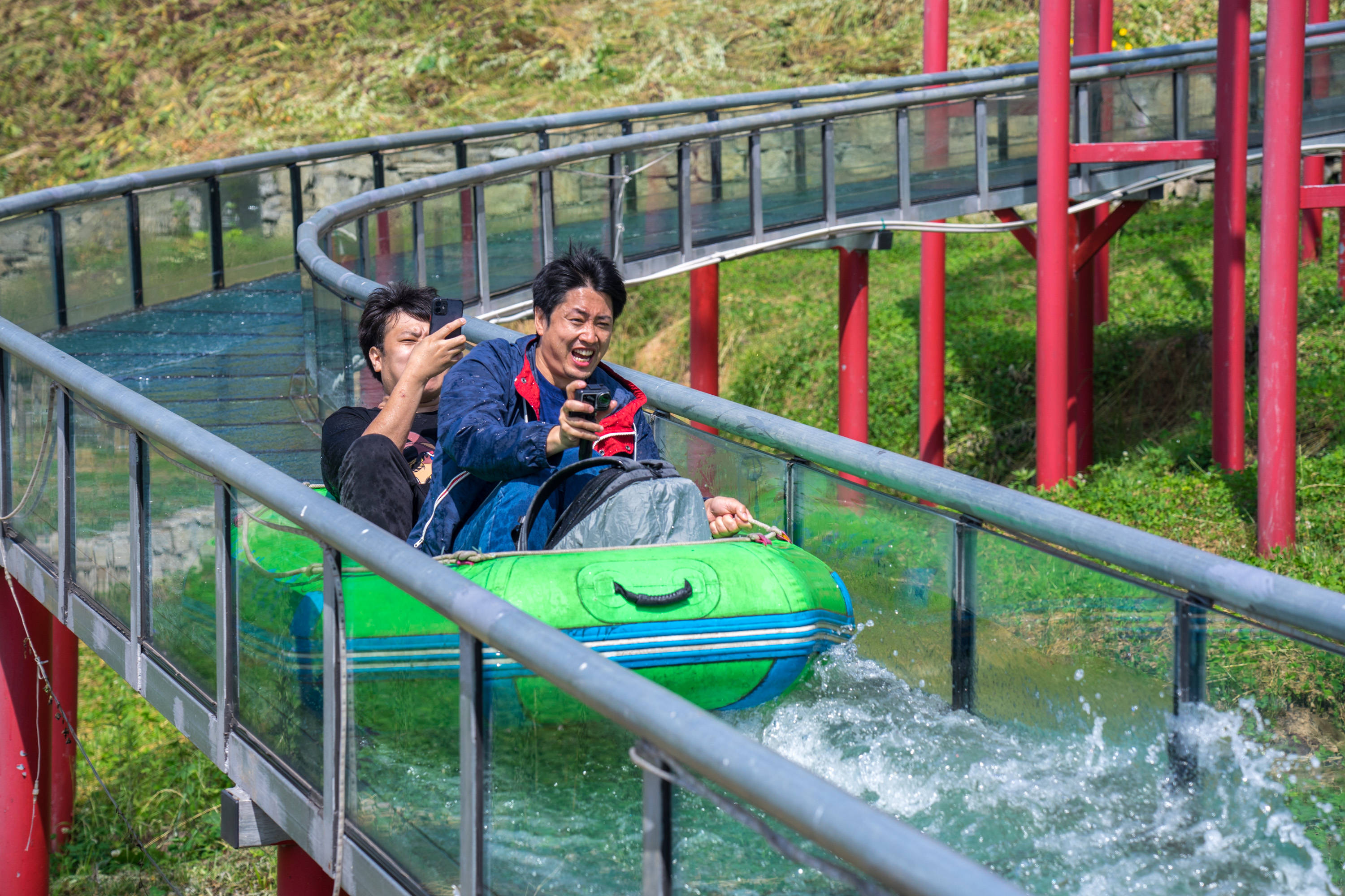 这里不光可以欣赏美丽的自然风光,还有骑马,射箭,滑草,高空玻璃水滑道