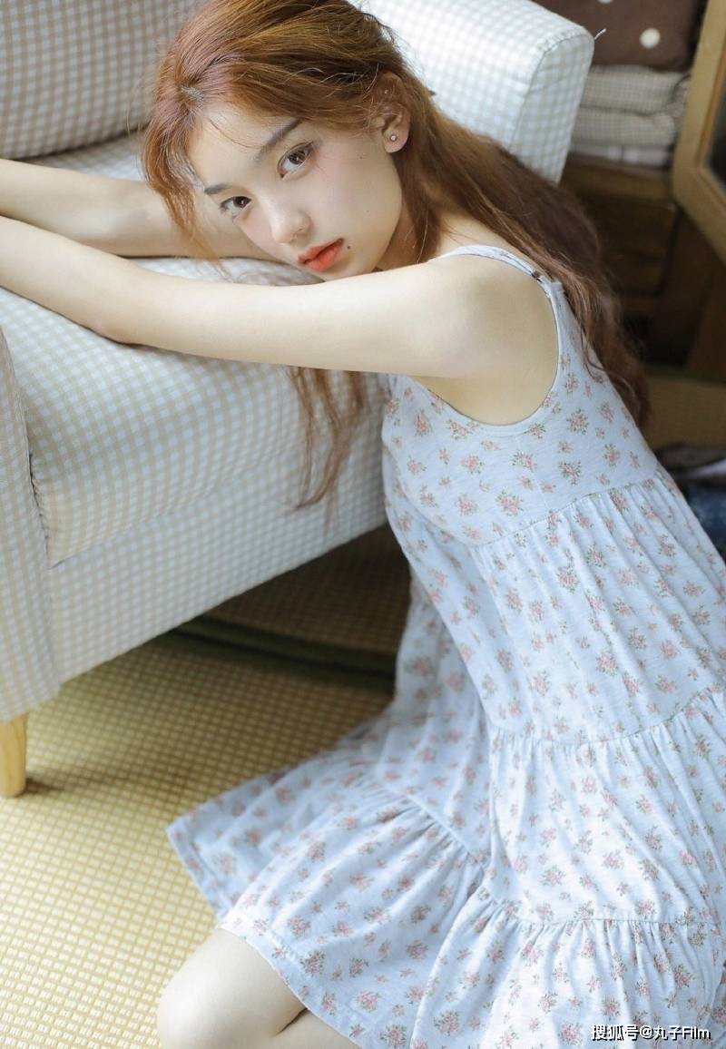 性感美女时尚写真:碎花吊带少女锁骨精致漂亮,清纯甜美可爱迷人!