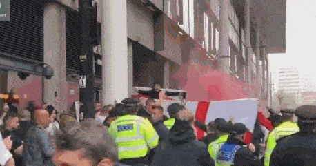 英伦德比大战在即 双方球迷投掷烟雾弹引起警方介入_伦敦