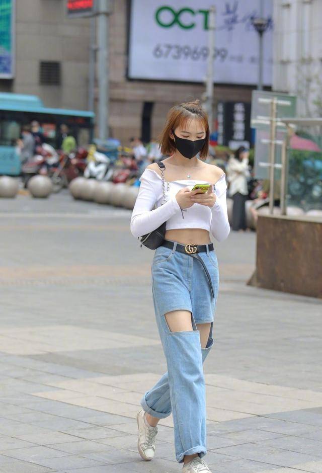 原创时尚圈就是这么奇怪破洞牛仔裤一直火小姐姐穿上还挺好看