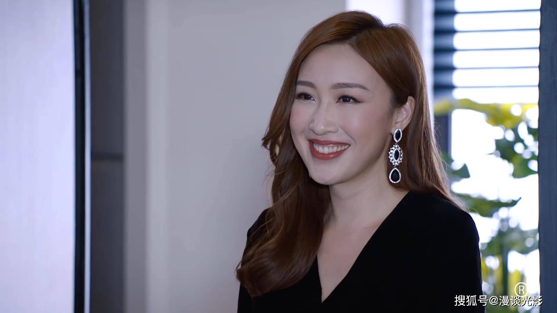 《逆天奇案》而在结局篇正式开始前,剧情用了一起女明星方岚(范文雅)