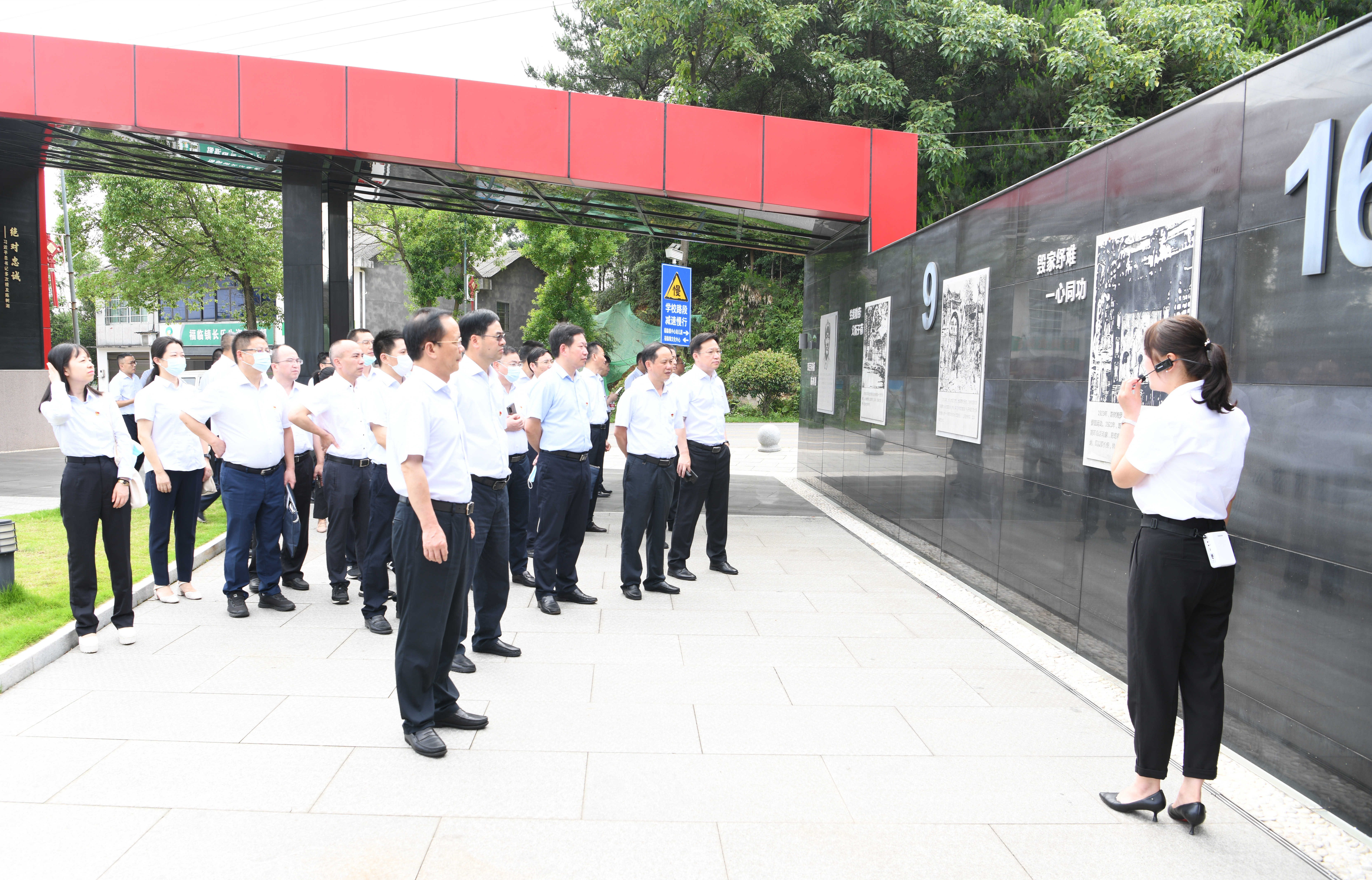 中心组学习成员首先来到福临镇文化公园现场参观了陈树湘烈士生平事迹