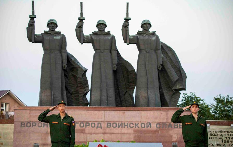 原创在俄罗斯的沃罗涅日俄军悼念那些在伟大的卫国战争中牺牲的人