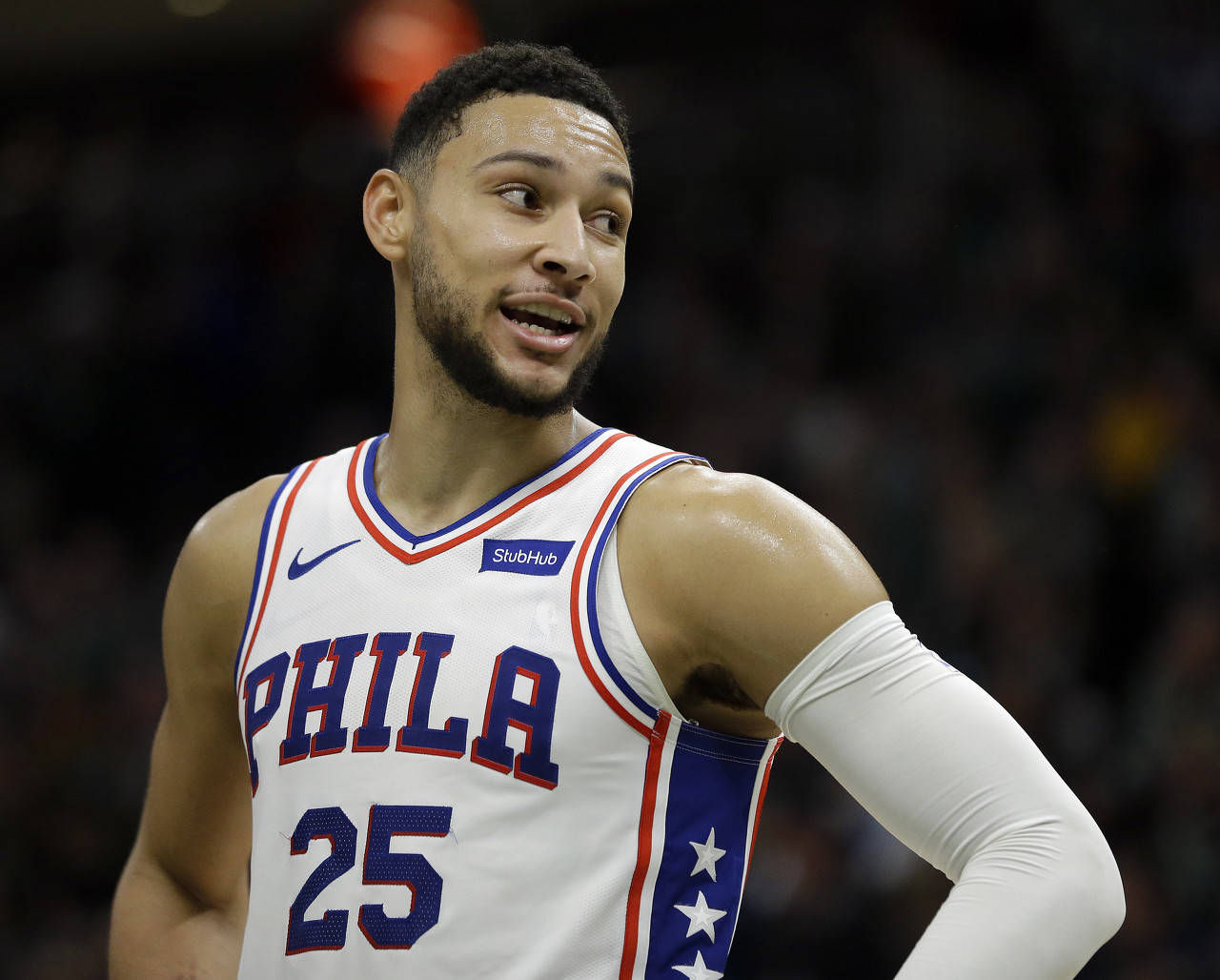 西蒙斯是76人输老鹰的关键!他被讨论交易!但进攻差价值有限!_比德