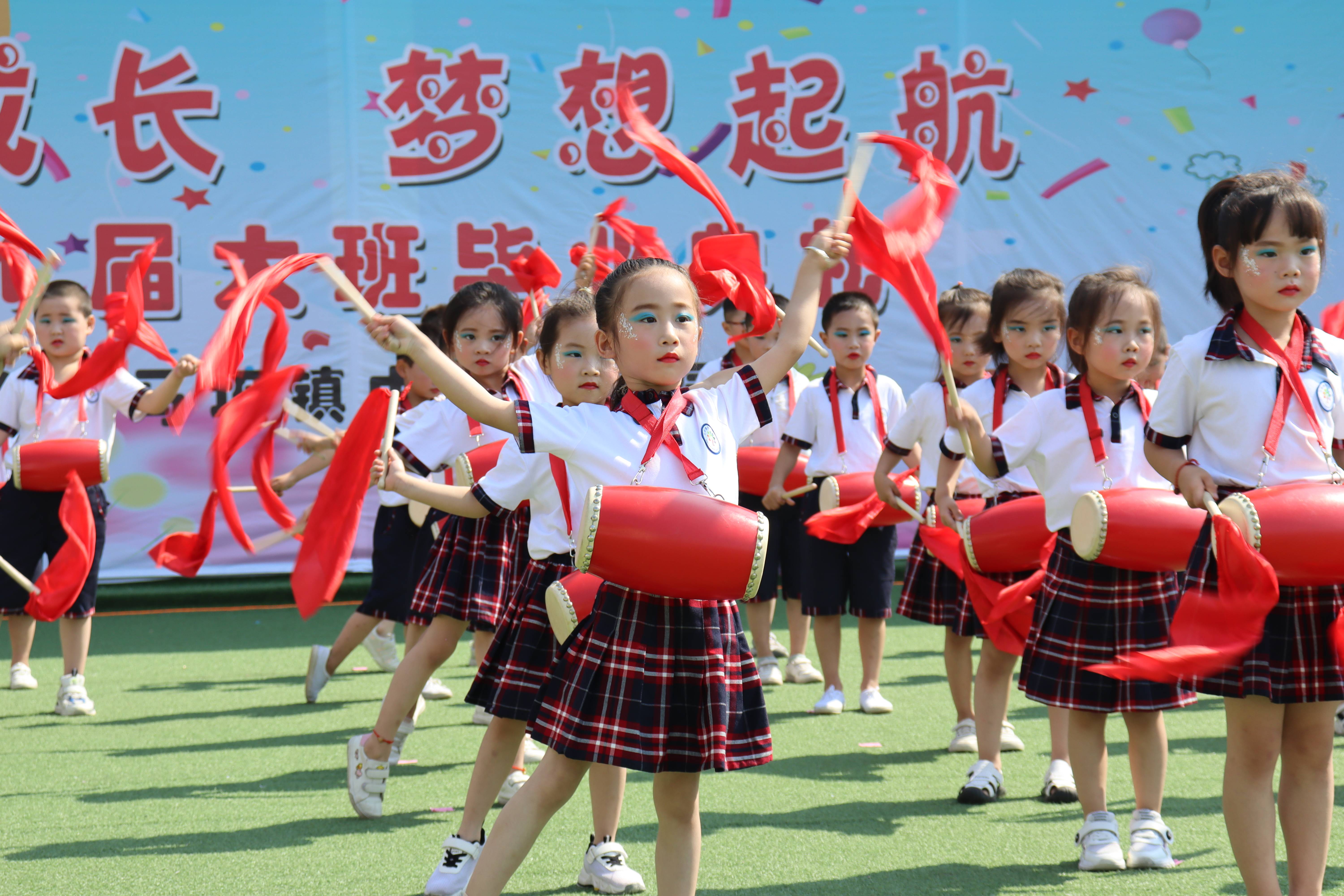 舞台》展现了幼儿对小学的向往,诗歌朗诵带领小朋友回忆幼儿园的美好