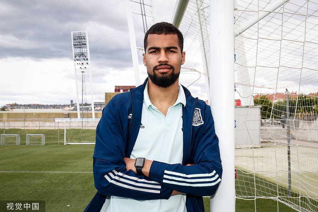 举行的欧洲足球锦标赛上接受了媒体的采访,并在采访后摆姿势拍照