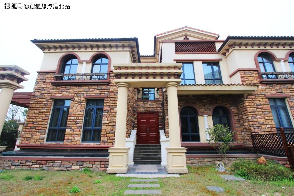 景源名墅位于奉贤,由240--380平米的水涧双拼,联排别墅和独栋组成