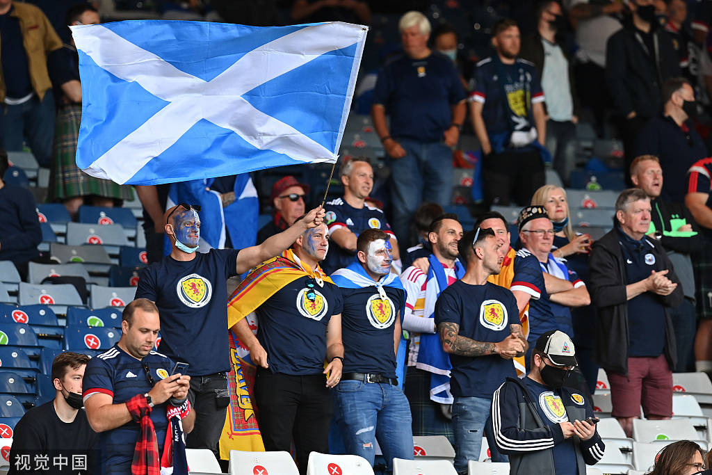 高清图:苏格兰vs克罗地亚 方格裙男球迷遍布看台