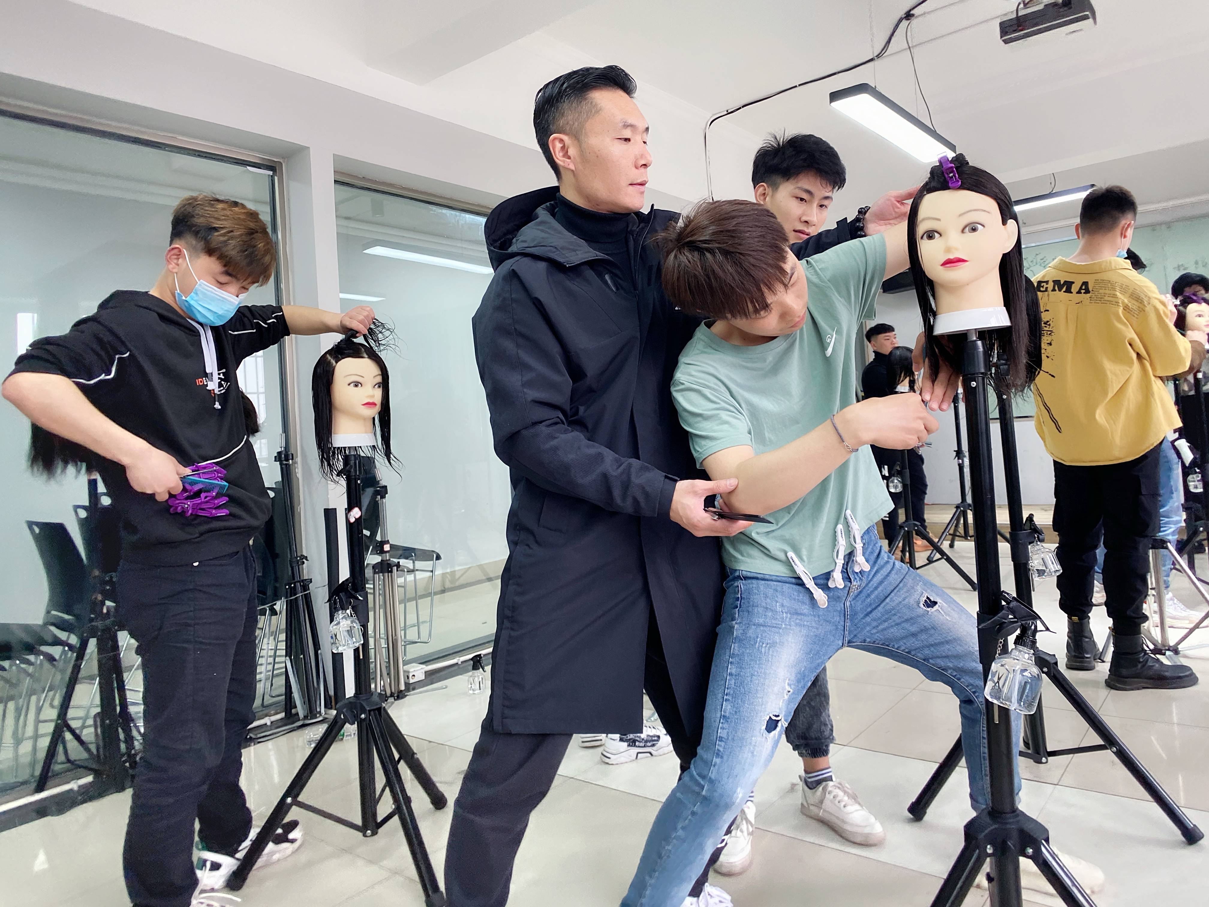 学做发型师需要多久时间 f2eaa0875eff48058c2ee3b056c278cd.jpeg