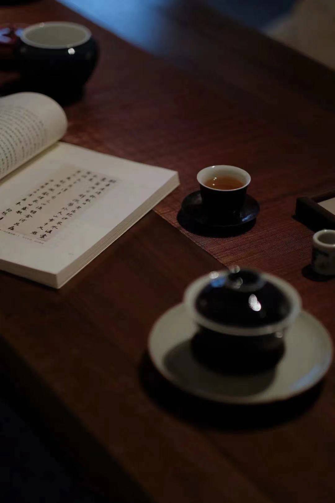 消夏明月清风品茗读书伴雅室坐享夏日清闲