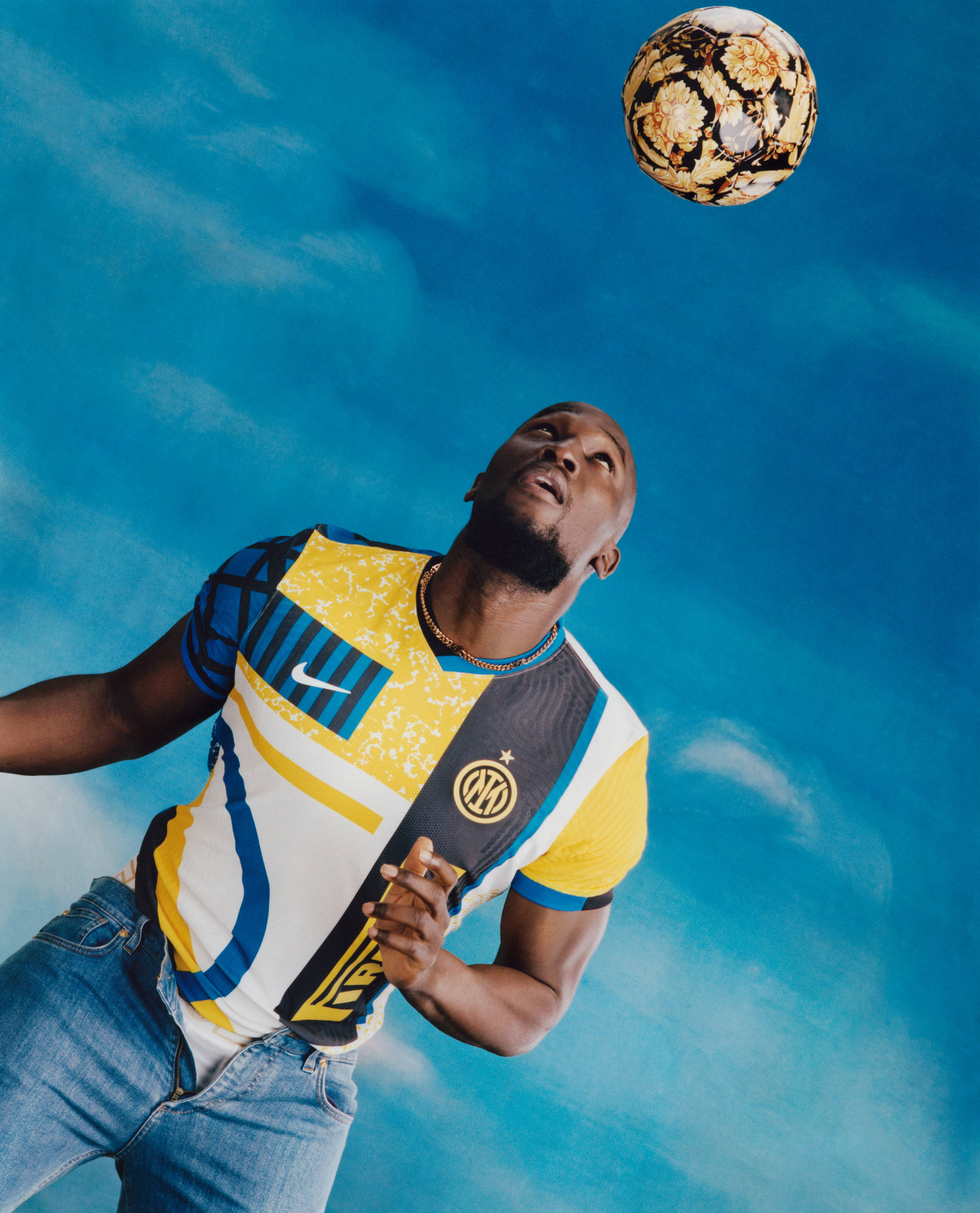 高清图:卢卡库拍时尚大片 赛场外就是个铁憨憨