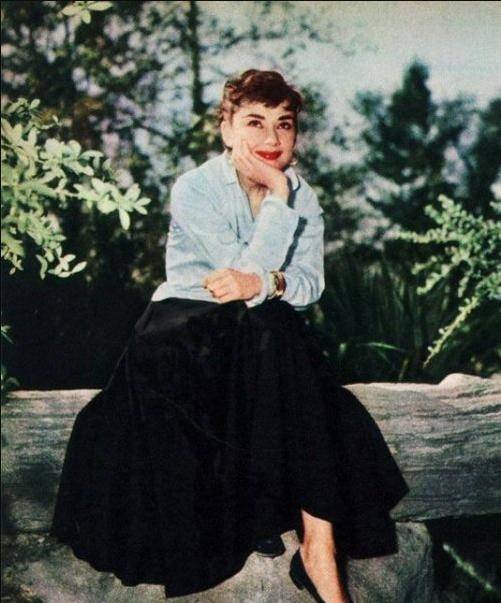 《罗马假日》奥黛丽赫本白衬衫 半裙,才是女人最高级的简约穿搭