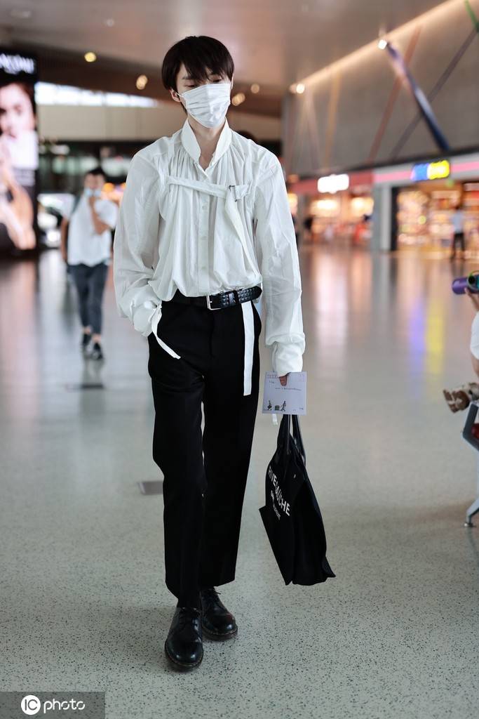 赵磊现身北京机场 身穿白色条纹衬衫黑裤