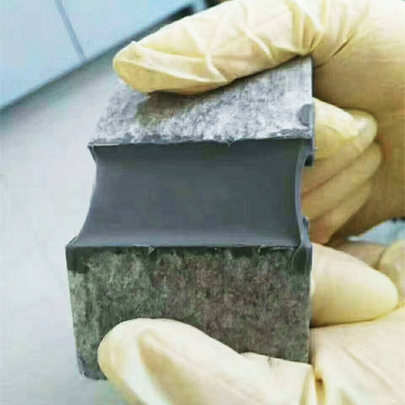 自流平硅酮灌缝胶弹性胶体抗位移变化解决机场跑道裂缝修补难题