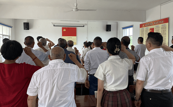 双河镇光明村党支部开展庆祝"七一"活动