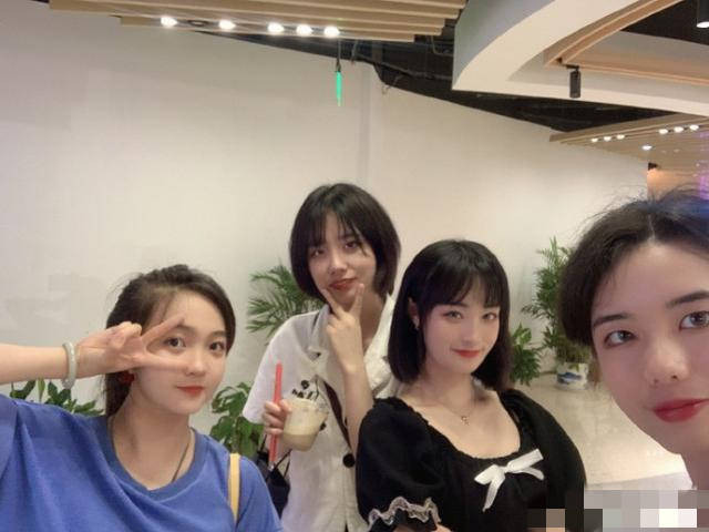 林妙可晒大学毕业照 不舍分别泪流满面