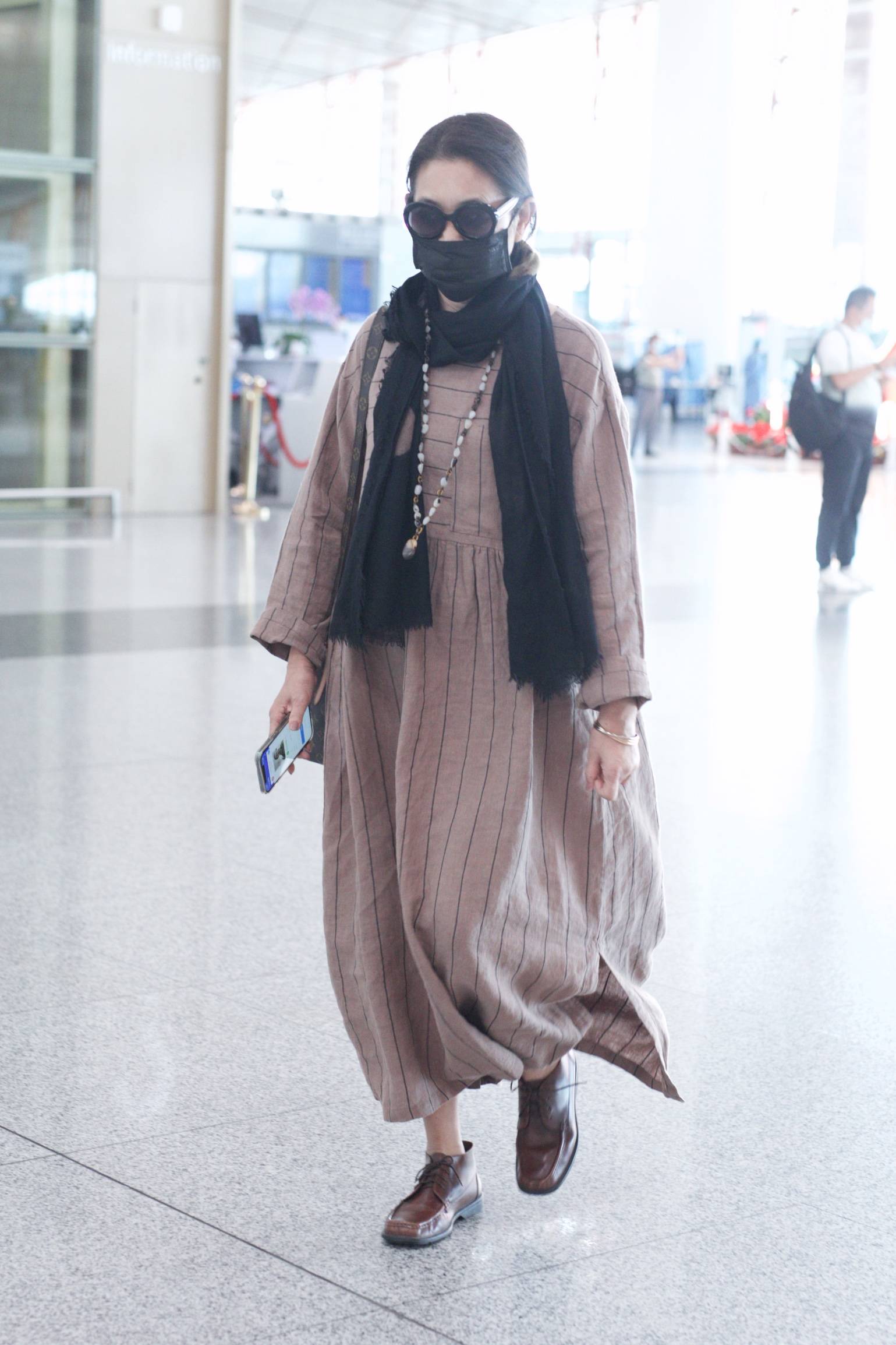 62岁倪萍穿棉麻风长衫素雅高贵 见镜头亲切挥手