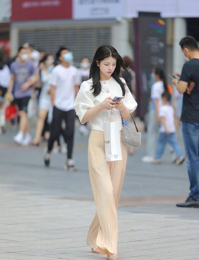 文章|各种潇洒的长裤，穿出去不要太吸睛哦，而且减龄效果up