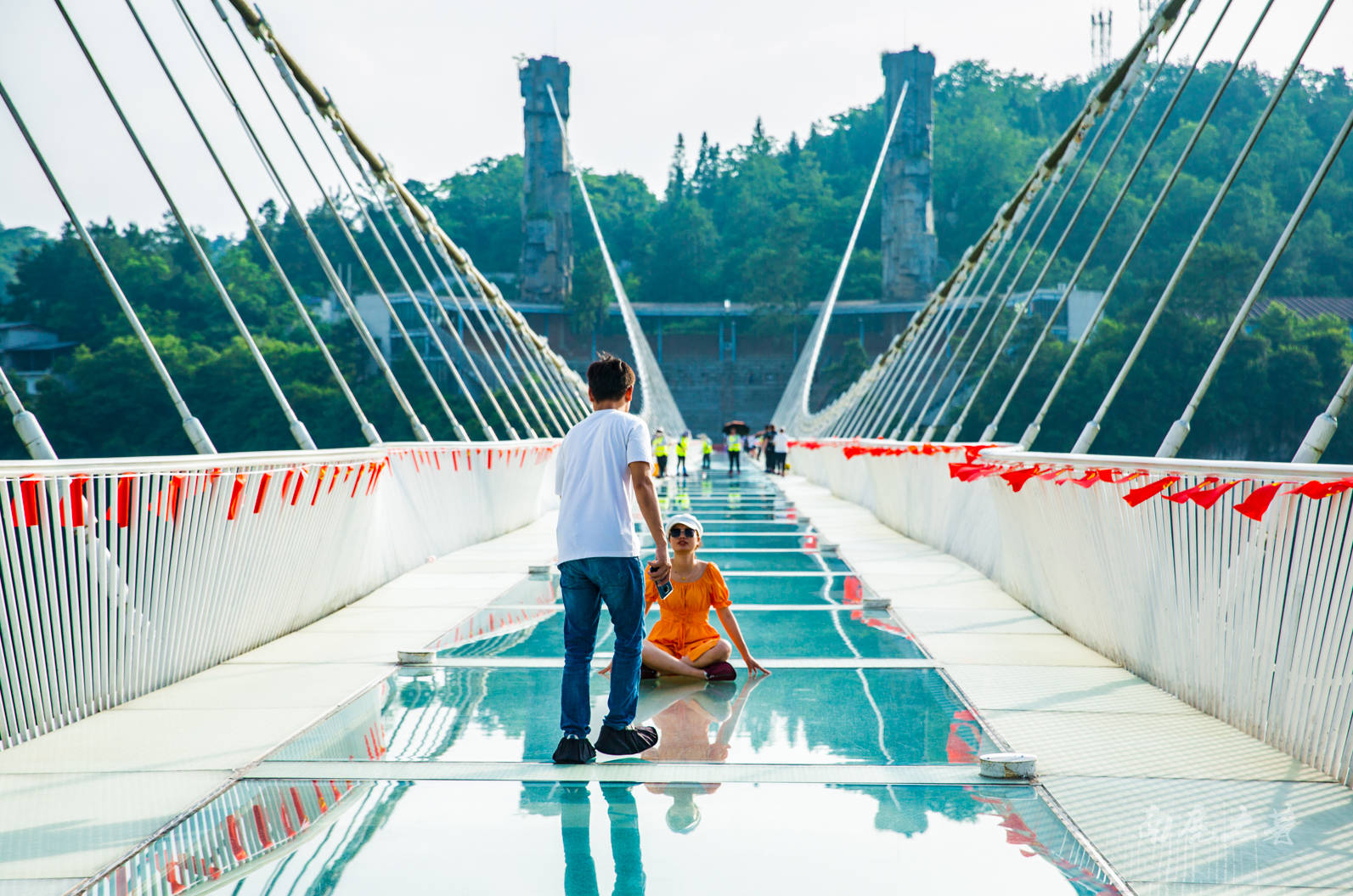 中国恐怖刺激玻璃吊桥，趁着年轻一定要去体验，你去过哪几座