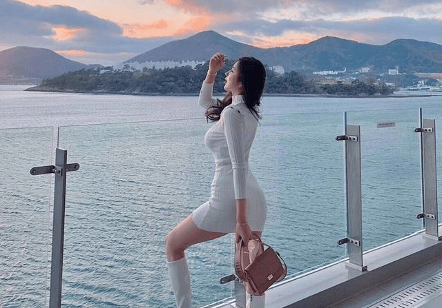 设计|穿一件就够了，修身连衣裙简约搭配，到哪都是焦点