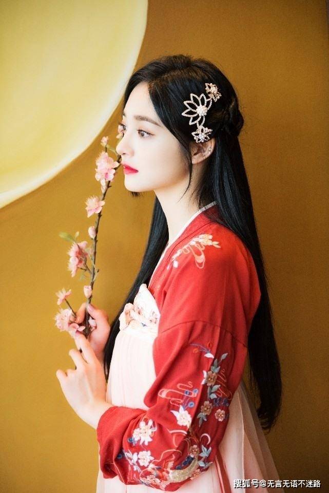 身姿|周洁琼，桃花树旁轻抚琵琶，优雅身姿，满满的古韵古风