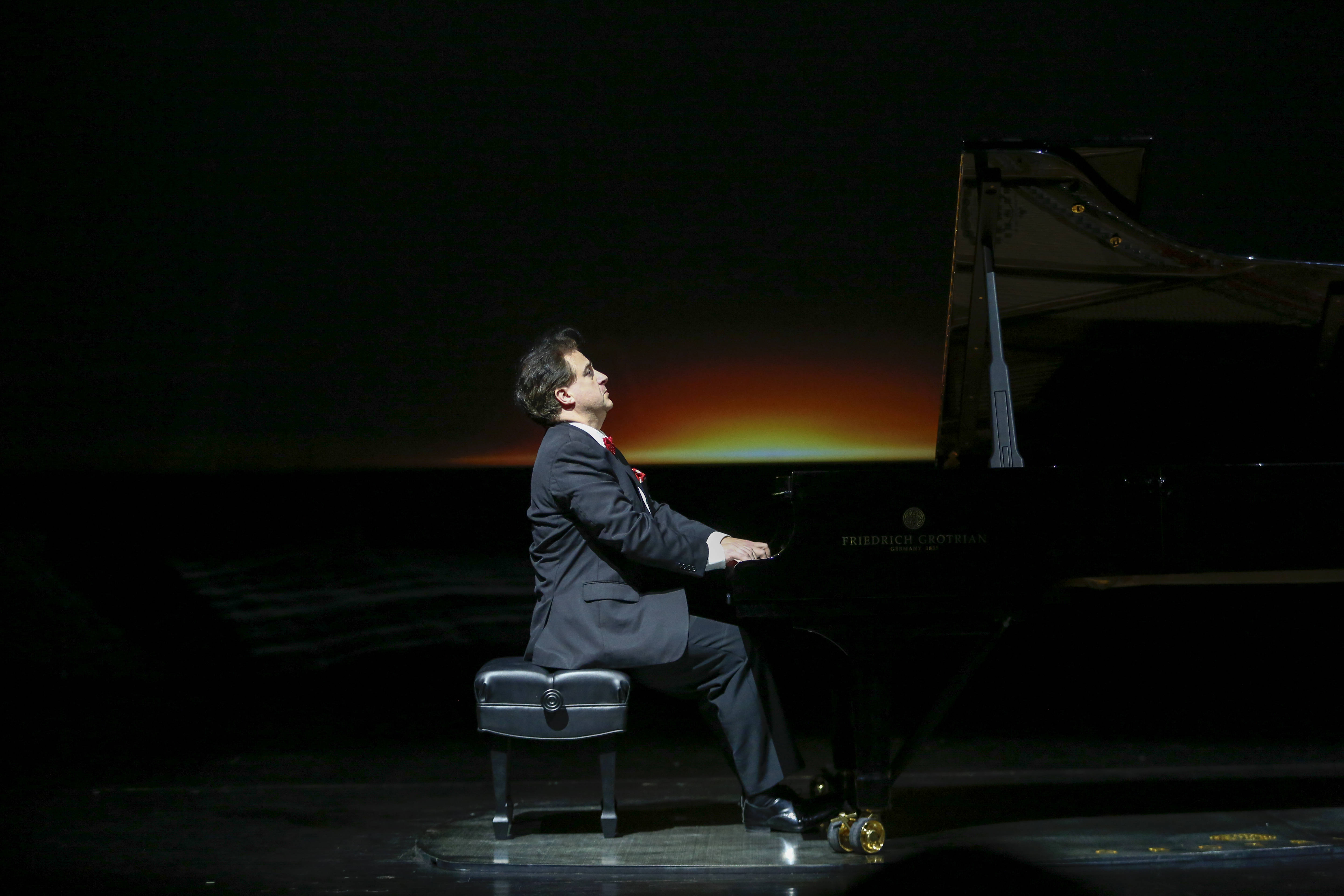 马克西姆·莫吉列夫斯基是俄罗斯著名音乐大师,是在世界范围内广受