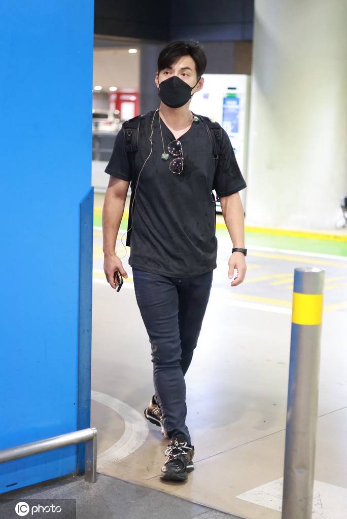 严屹宽一套黑色装扮现身机场 背着双肩包身材健壮