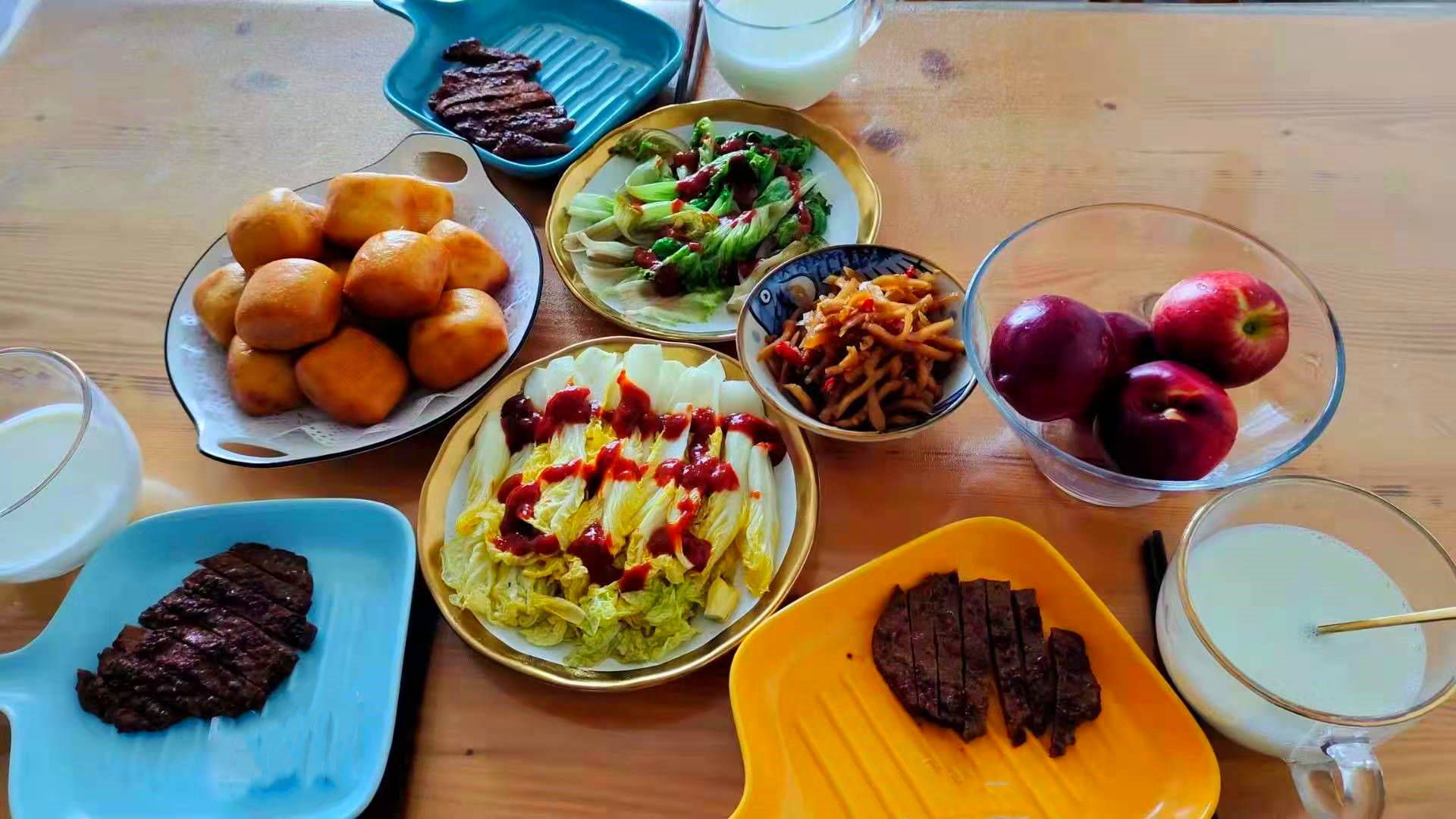 原创朋友圈晒美食有的精致有的实在网友最爱的是那碗豪横的面