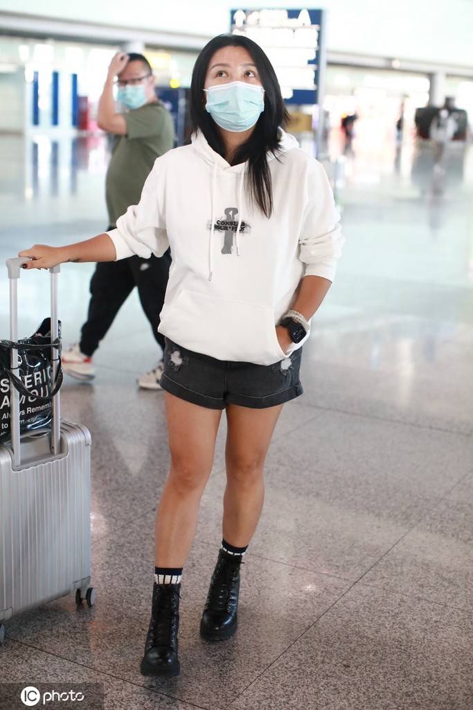 何洁疑似素颜现身北京机场 身着白色卫衣