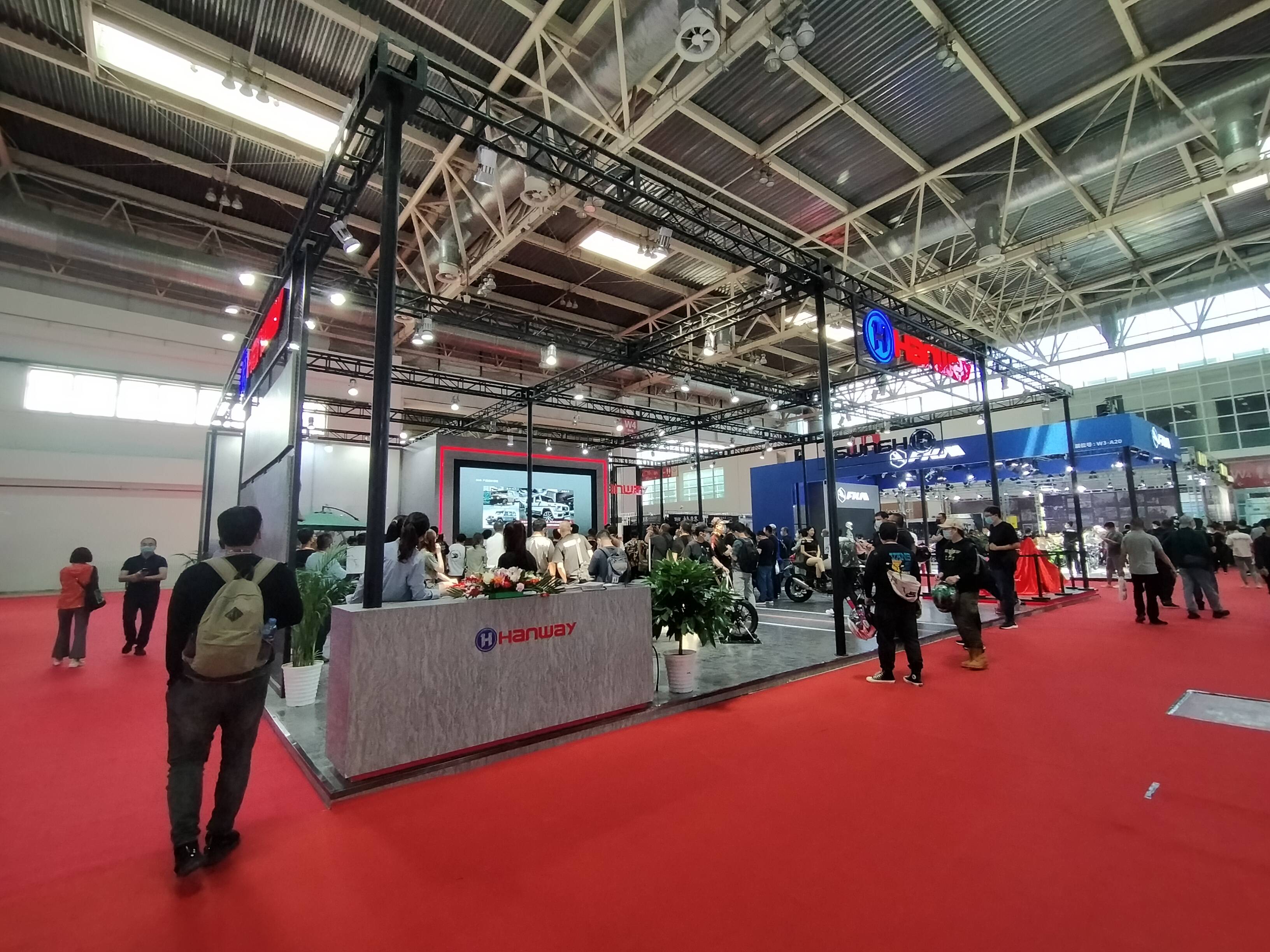 汉威机车以金属工业风展台参展中国重庆摩博会享惊喜的视觉盛宴