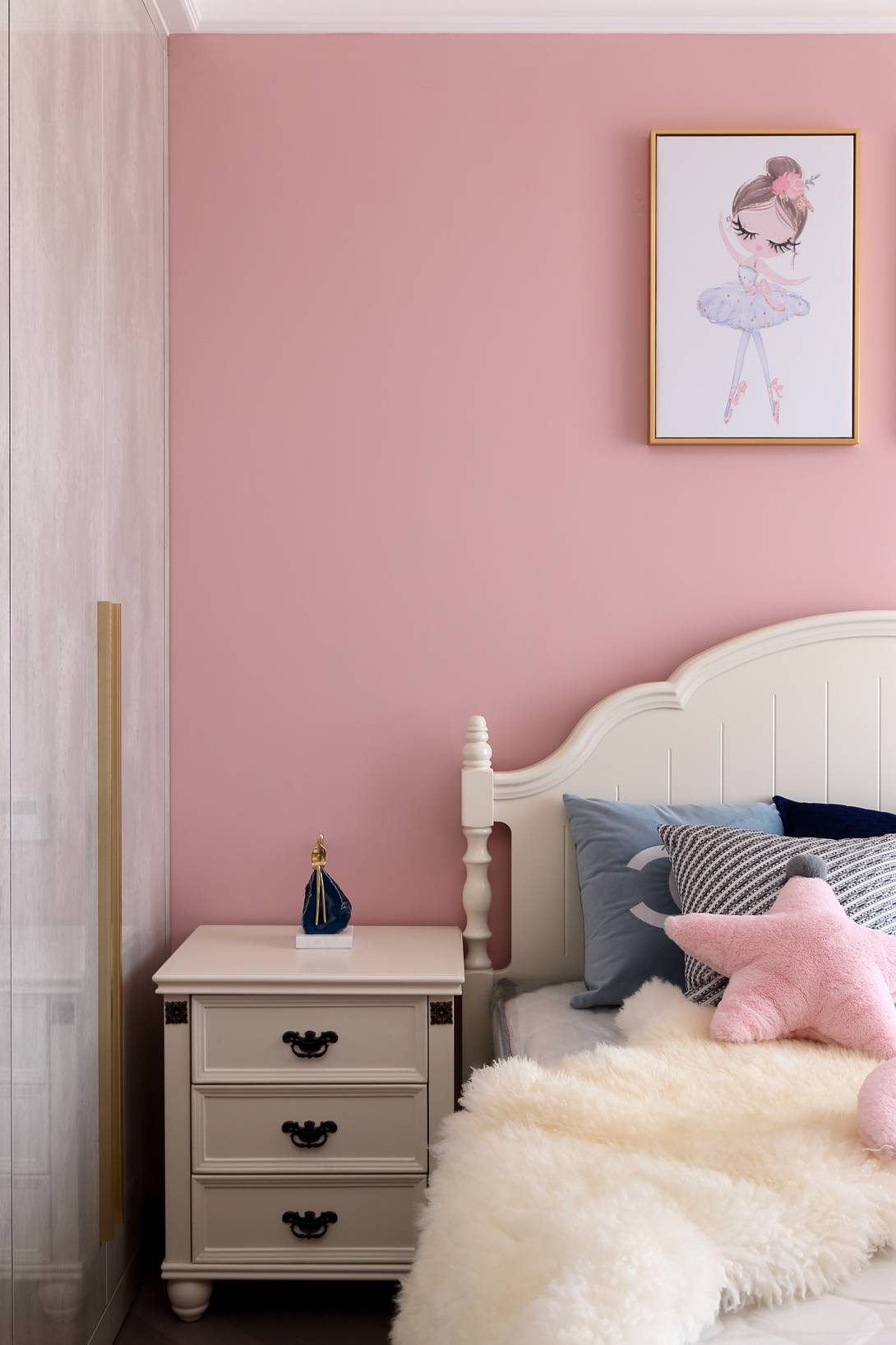 女儿房选用了藕粉色的彩色乳胶漆作为背景色配以白色的美式家具让空间