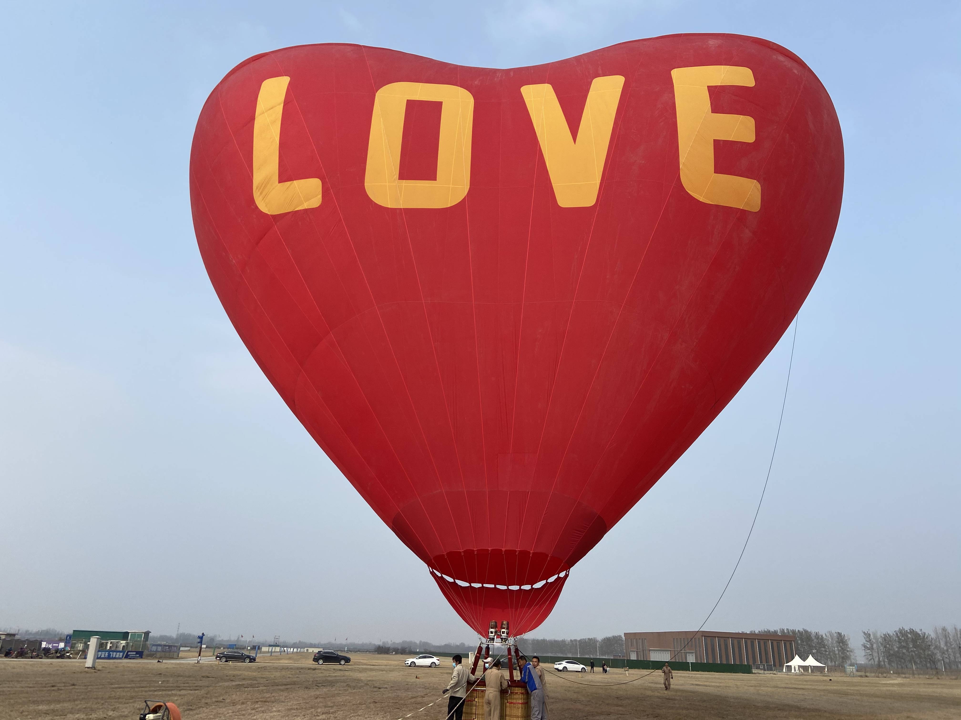 1.超甜的红色爱心热气球,一定要和你的对象一起来感受哦