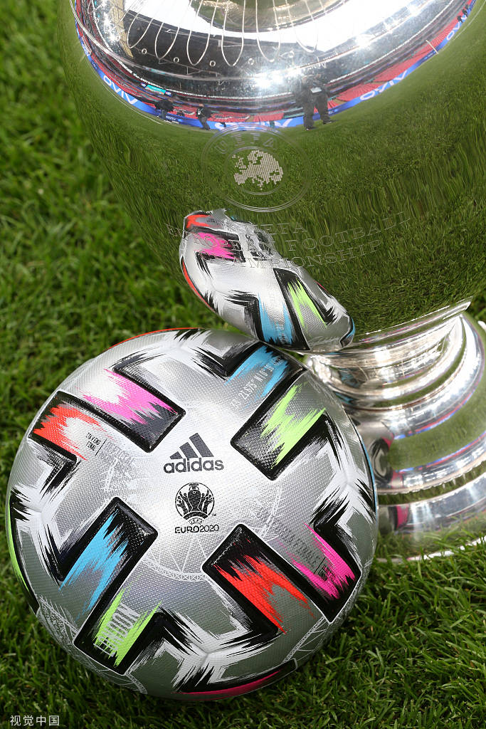 高清图:大腕登场!德劳内杯亮相温布利大球场