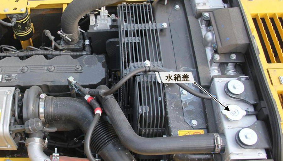 发动机水箱总缺水?反复加水解决不了根本问题!_故障