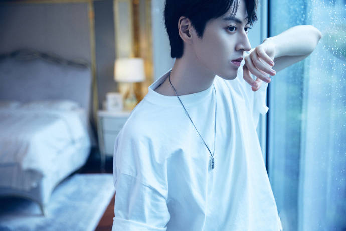 李俊逸居家大片曝光白衣清新演绎情绪