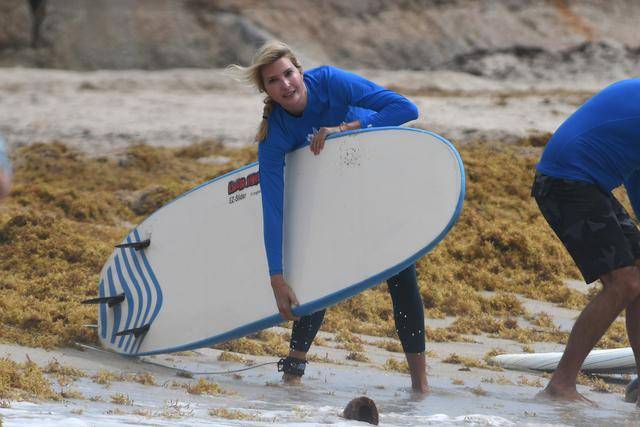 伊万卡学习冲浪