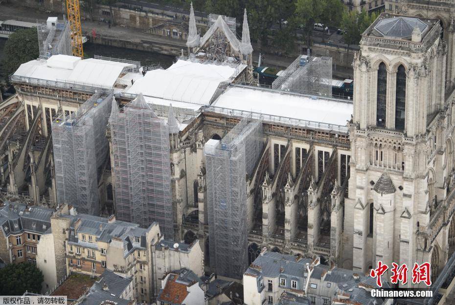 航拍正在维修中巴黎圣母院现状