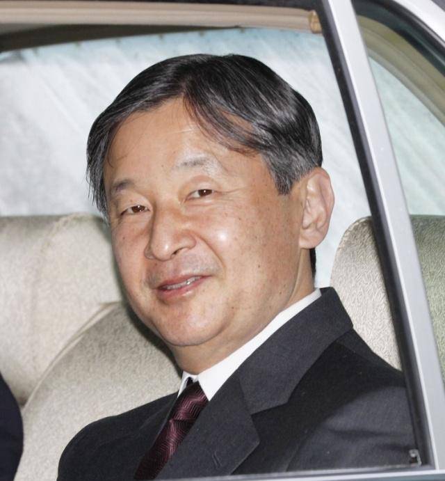 日本新天皇德仁办公照首次公开穿西服写毛笔字