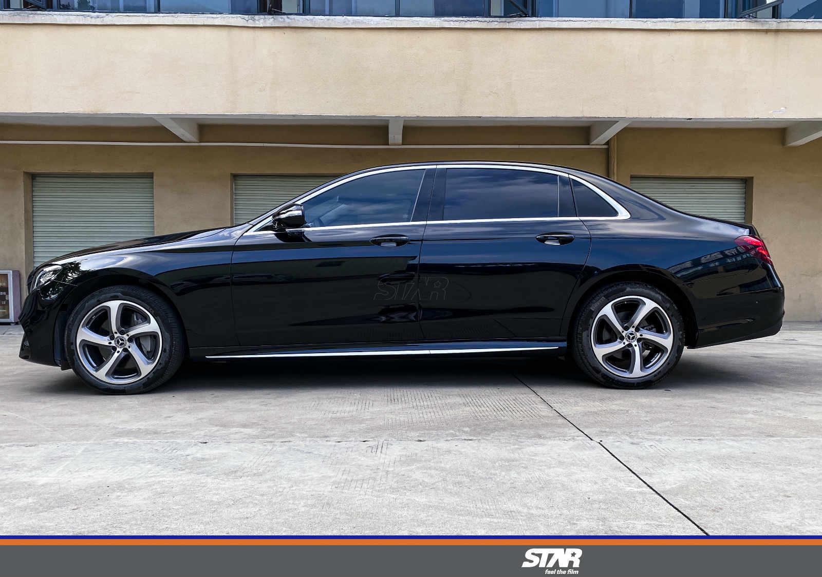 奔驰e300改色pet钢琴黑 贴完气质不一样