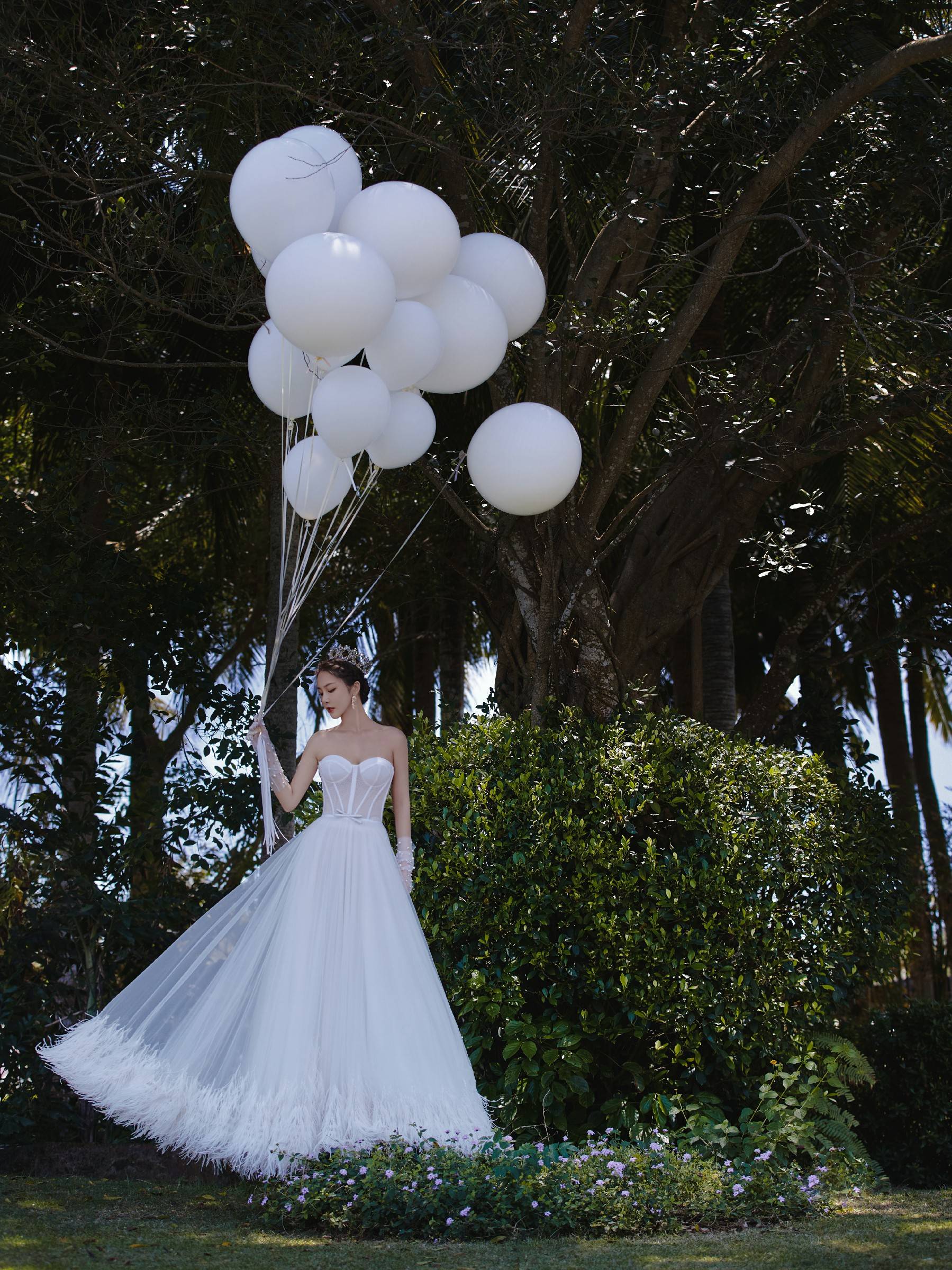 林籽海边婚纱大片 身骑白马天鹅颈迷人