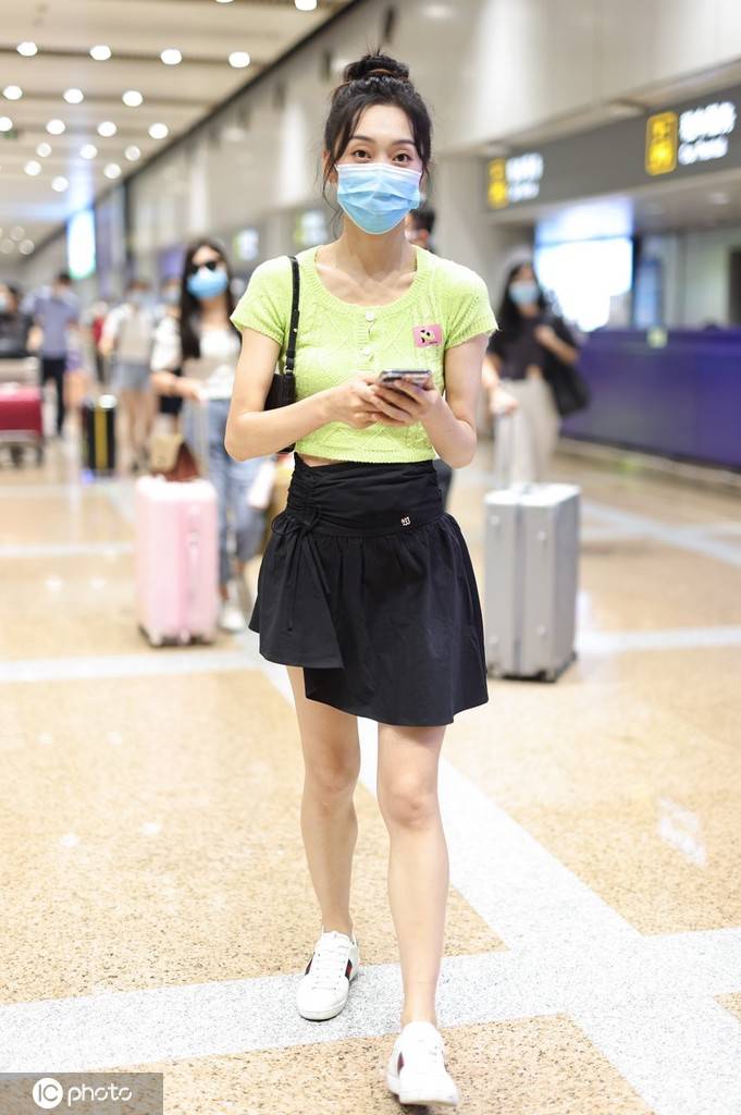 宣璐身穿浅绿色短t搭配黑色百褶短裙四肢纤细