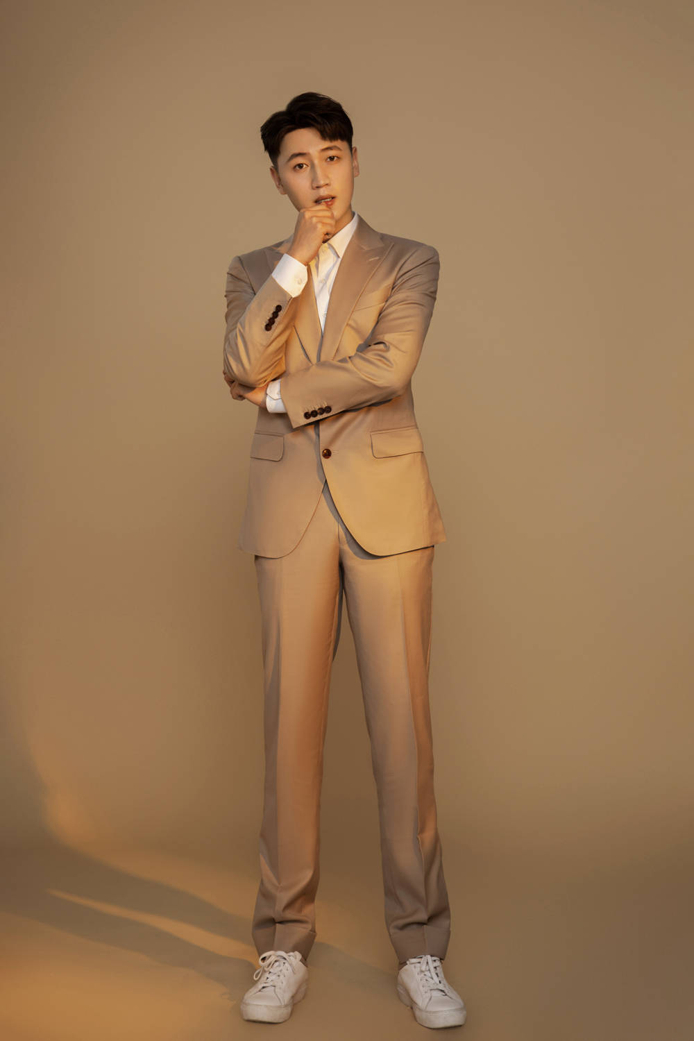 张凯淳休闲西装写真曝光 尽显文艺型男魅力