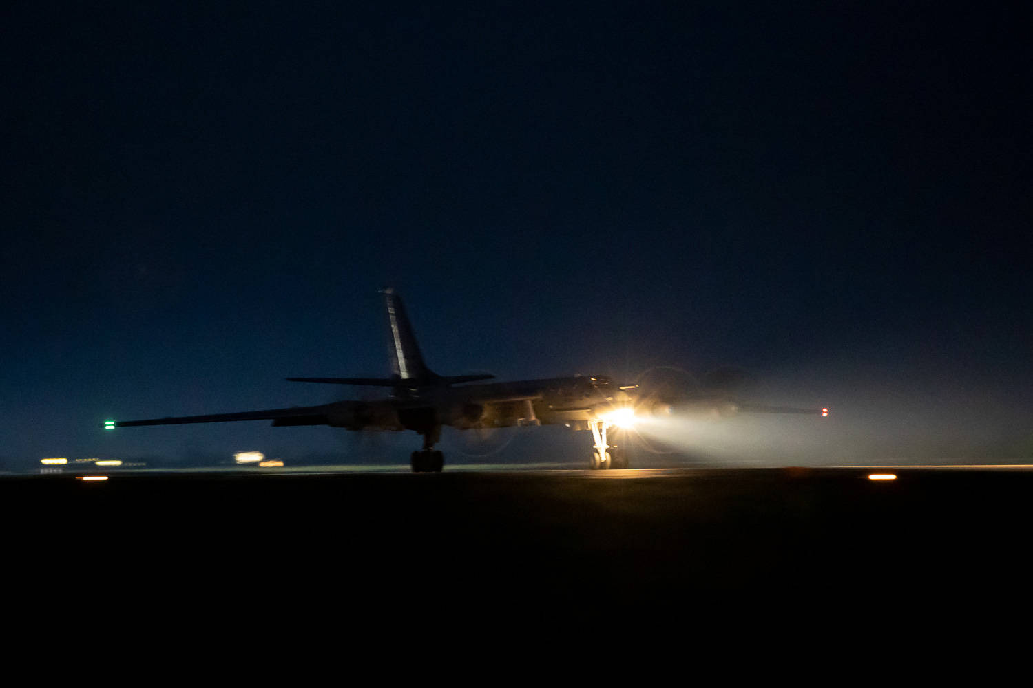 俄罗斯飞行员驾驶图-95mc战略轰炸机进行夜间飞行