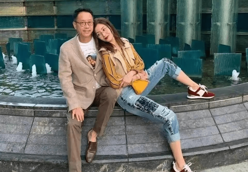 魅力|李嘉欣亮片连衣裙配黑丝袜成熟优雅，气质稳赢