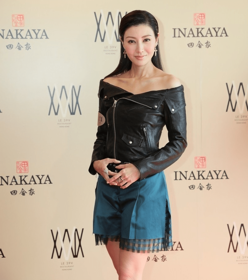 魅力|李嘉欣亮片连衣裙配黑丝袜成熟优雅，气质稳赢