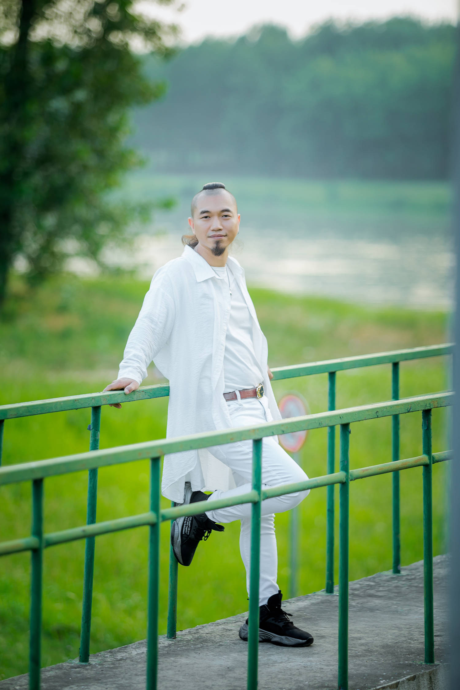 近日,庄闲一组新照曝光,庄闲除了实力创作歌曲以外