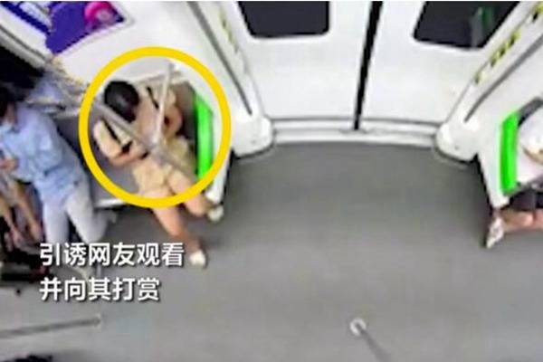 女子地铁上不雅直播被批准逮捕地铁上掀裙子直播伤风败俗
