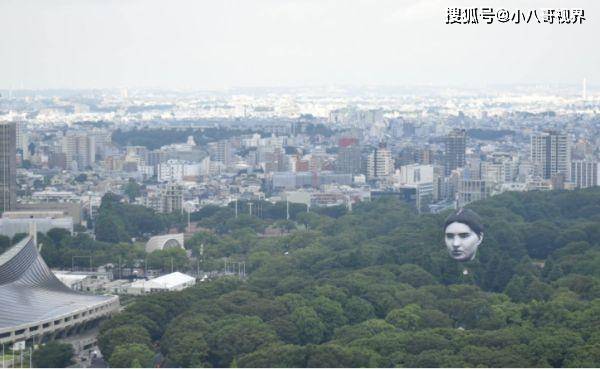 日本东京上空出现巨大的人脸，看着让人瘆的慌