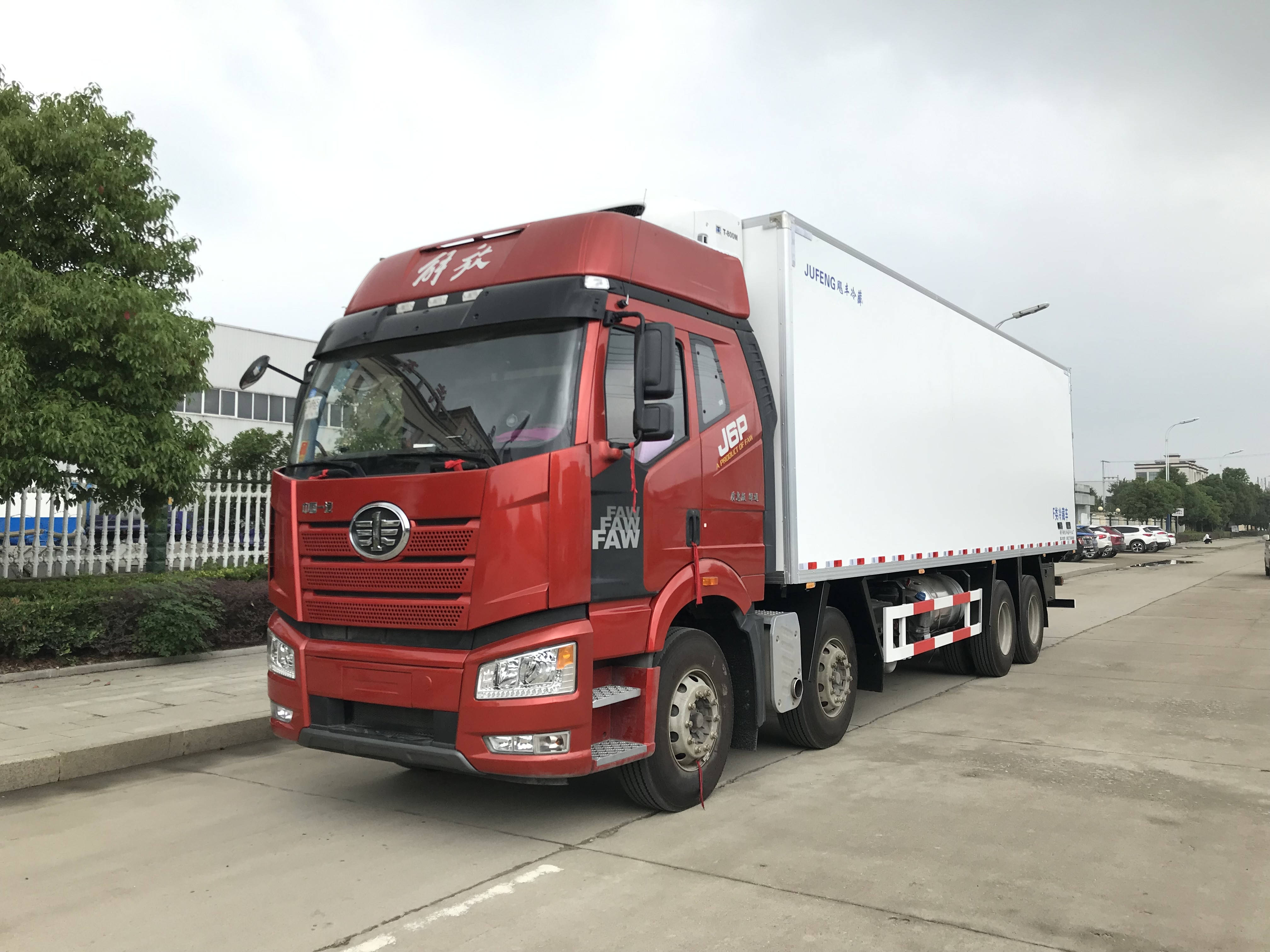 解放j6p采用了红色的涂装配色,车身几乎就只有黑 红色彩搭配,这种低调