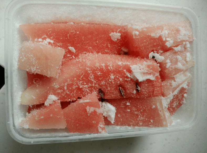 瓜瓤表面会形成一层膜,从而丧失其口感,并且冰冻西瓜还对身体有危害